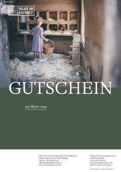 Mädchen im Hühnerstall